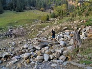 79 Rientriamo dal ponticello al Forno e , dopo breve tratto di stradetta sterrata siamo alla macchina